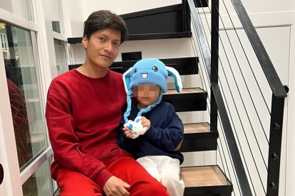 Una de las primeras imágenes de Liam y su padre Adrián, al volver a casa.