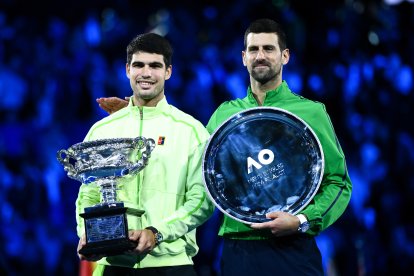 Carlos Alcaraz (i) junto a Novak Djokovic como campeón y vicecampeón del primer Grand Slam de la temporada.