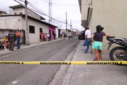 Los vecinos se acercaron al límite de la escena para observar el procedimiento de la Policía.