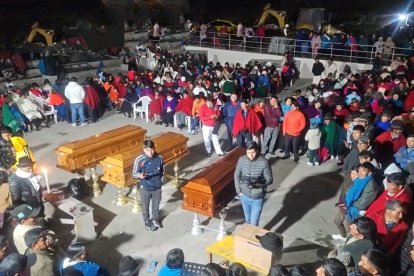Familiares y vecinos acompañaron al funeral de las víctimas en la comunidad de Calhuasig Grande, Quisapincha.