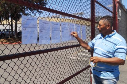 Freddy Rojas busca en el estadio de Aucas, a algún dirigente para entregar una notificación..