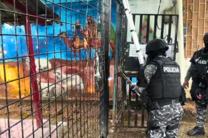 Agentes policiales durante el operativo en sectores conflictivos de Durán.