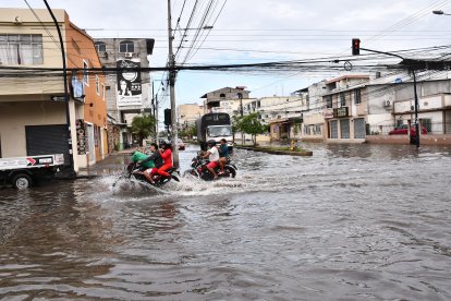 Varias calles del casco central de Machala quedaron anegadas tras la lluvia nocturna.