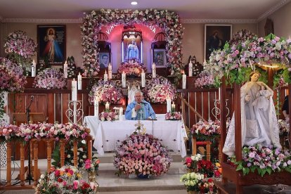 En el altar de la iglesia de la parroquia La Candelaria hay dos imágenes de la Virgen, la original permanece en el altar y la otra es llevada a las procesiones.