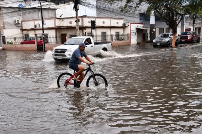 En algunos sectores del centro de Machala, las calles parecían piscinas.