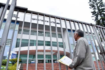 Con carpeta en mano, Benigno Chaucalal viajó desde Sangolquí para encontrarse con las puertas cerradas y una guardia que no le aclaró ninguna duda.
