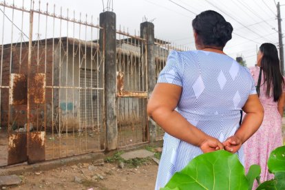 Familiares de los fallecidos llegaron a la morgue para retirar los cuerpos. Entre el dolor, relataron cómo los asesinaron.
