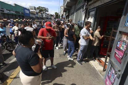 Filas aún visibles en Venezuela por alimentos básicos reflejan la persistente incertidumbre del país caribeño.