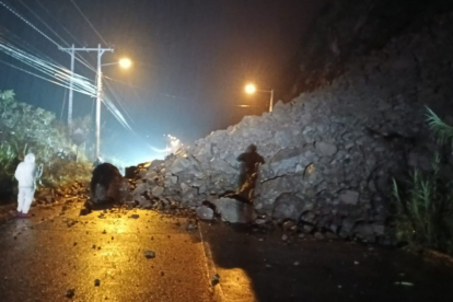 Derrumbe en el km 49 de la vía Cuenca-Girón-Pasaje bloquea totalmente el tránsito entre Azuay y El Oro tras intensas lluvias.