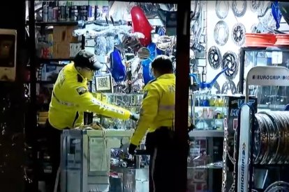 Los policías llegaron al lugar, donde quedó la evidencia del ataque en La Ferroviaria.