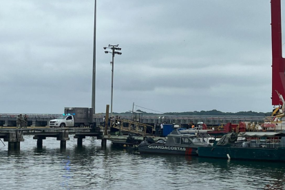 Personal de la Armada y la Policía recuperan el cuerpo en el archipiélago de Jambelí.
