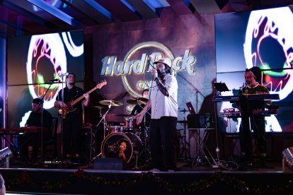 El músico ecuatoriano se presentó en el Hard Rock Café, en Santiago de Chile, donde su público es numeroso.