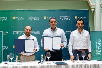 Autoridades y representantes de la UNEMI participaron en la colocación de la primera piedra del Centro de Apoyo Universitario, dando inicio a su construcción.