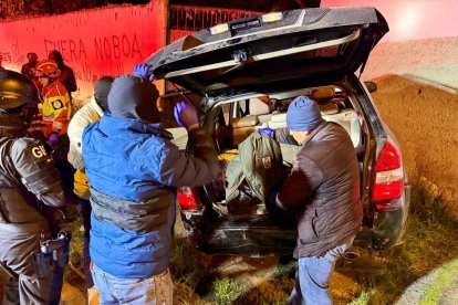 Los sospechosos se movilizaban en un vehículo robado con placas alteradas.