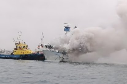 Tras varias horas de esfuerzo lograron controlar el incendio en la embarcación.