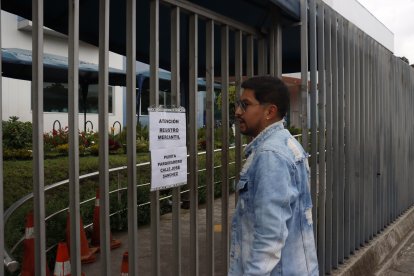 En la puerta de la matriz de la ANT hay un cartel que solo menciona la atención en el Registro Mercantil, cuyas oficinas están en el mismo predio.
