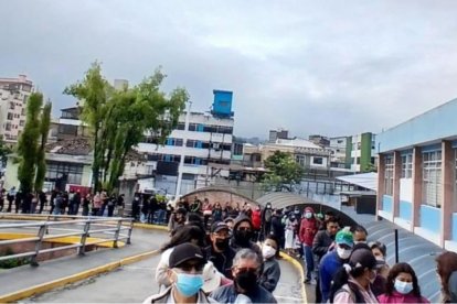 Pacientes reclaman por la falta de turnos y fallas en el sistema del Carlos Andrade Marín.