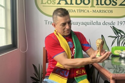 Juan Carlos Bustamante y el trofeo de la Copa del Mundo que la compró en Rusia 2018.