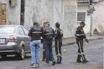 Agentes policiales recogieron indicios balísticos en el lugar de los hechos.
