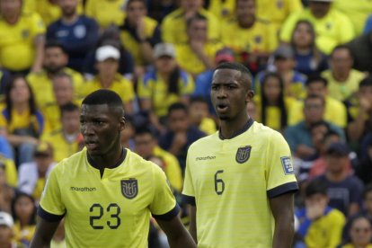 Moisés Caicedo (23) y Willian Pacho (6), figuras de la selección de Ecuador.