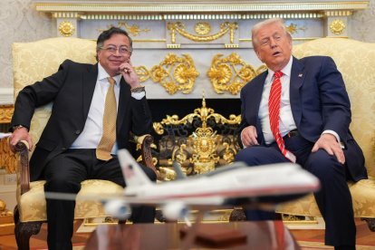 Fotografía publicada en la red social X en la cuenta @infopresidencia que muestra al presidente de Colombia, Gustavo Petro (i), junto a su homólogo de Estados Unidos, Donald Trump, durante una reunión este martes, en la Casa Blanca, en Washington (Estados Unidos).