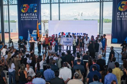 Aquiles Álvarez posa junto con el reconocimiento a a ciudad de Guayaquil.