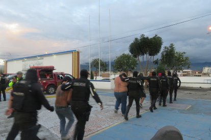 En el operativo policial fueron detenidos diez adultos.