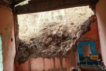 “Bomberos inspeccionan una vivienda afectada por deslizamiento en el barrio 20 de Noviembre, donde las lluvias intensas han puesto en riesgo a varias familias.