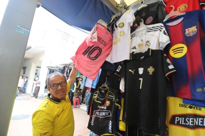 Pedro Loor, comerciante de la Bahía, muestra la camiseta de Lionel Messi, delantero del Inter Miami.