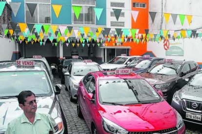 Comercio. Un patio de venta de carros de segunda mano que no ha vendido las unidades por el cierre de la ANT.
