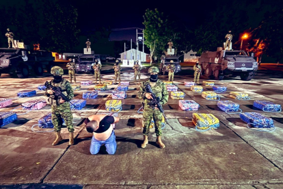 Personal de las Fuerzas Armadas custodia las 1,5 toneladas de droga incautadas en el operativo de Tosagua, Manabí.