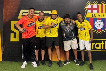 Los fans de Barcelona: Jorge Martínez, Raúl Neira, Bryan Santana, Danilo Maiza y Angelo Neira se van a ver a Messi.