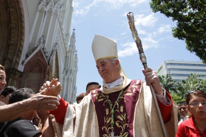 Monseñor Antonio Arregui en los exteriores de la Catedral porteña.