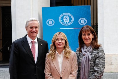 El Presidente electo de Chile, José Antonio Kast (I), la primer Ministra de Italia, Giorgia Meloni (c) y María Pía Adriasola Barroilhet, esposa del mandatario, en el Palacio Chigi en Roma.