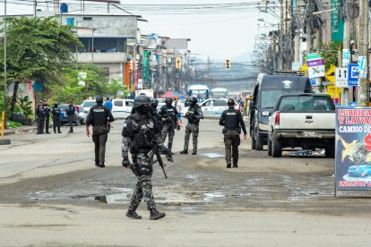 Agentes policiales revisaron los objetos y determinaron que eran artefactos explosivos.