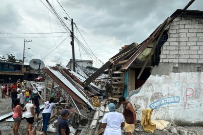 Restos de bloques, techos colapsados y cables eléctricos caídos evidencian la magnitud del desastre en una vivienda de La Victoria, San Mateo.