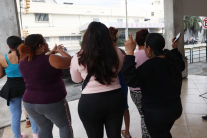 Madres de pacientes miran impotentes la fachada del hospital, buscando ser escuchadas ante las aparentes precarias condiciones.