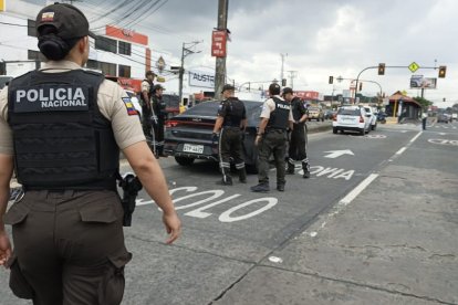 La Policía llegó al lugar para realizar las pericias correspondientes. El cuerpo quedó junto al vehículo.