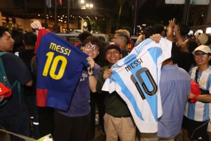 Hinchas esperan a Messi afuera del hotel Oro Verde.