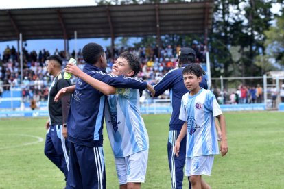 La selección Sub-14 de Tumbaco festeja la clasificación, eliminando a Calacalí.