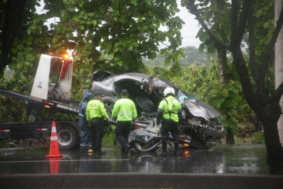Autoridades atienden el lugar del siniestro vial en Guayaquil.