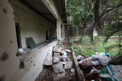 ÁREAS DESTRUIDAS. Solo quedan escombros. En estas áreas, que alguna vez fueron ocupadas por pacientes, se llevaron todo y hoy no queda nada.
