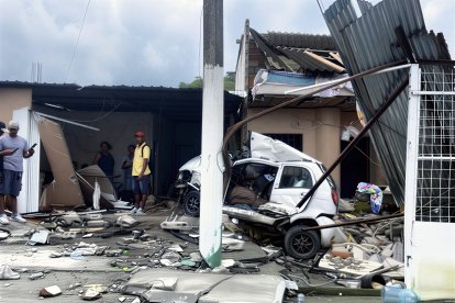 El trailer impactó a un auto pequeño y se fue contra una casa.