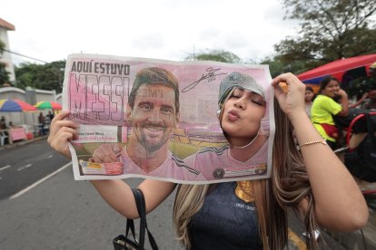 Michelle una lectora de EXTRA con la foto de Messi que salió en EXTRA.