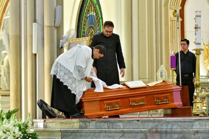 Terminada la misa, retiraron las insignias colocadas sobre el ataúd.