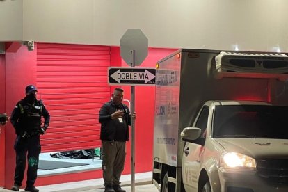 Christian Narváez Flores quedó junto a la puerta del negocio, en el interior del local.