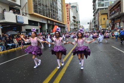 Niños de 35 unidades educativas llenaron de color y fantasía la avenida Cevallos durante el pregón de las Bodas de Diamante.