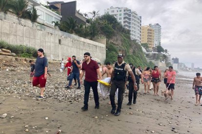 Un hombre falleció en la playa El Murciélago de Manta, la tarde de este sábado 7 de febrero