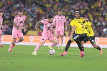Lionel Messi dejó espectáculo y gol sobre la cancha del Monumental.