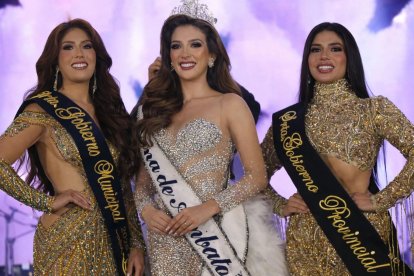 La soberana junto a su corte de honor: Domenick Carrasco y Amy Peña, elegidas en la edición 75 de la Fiesta de la Fruta y de las Flores.